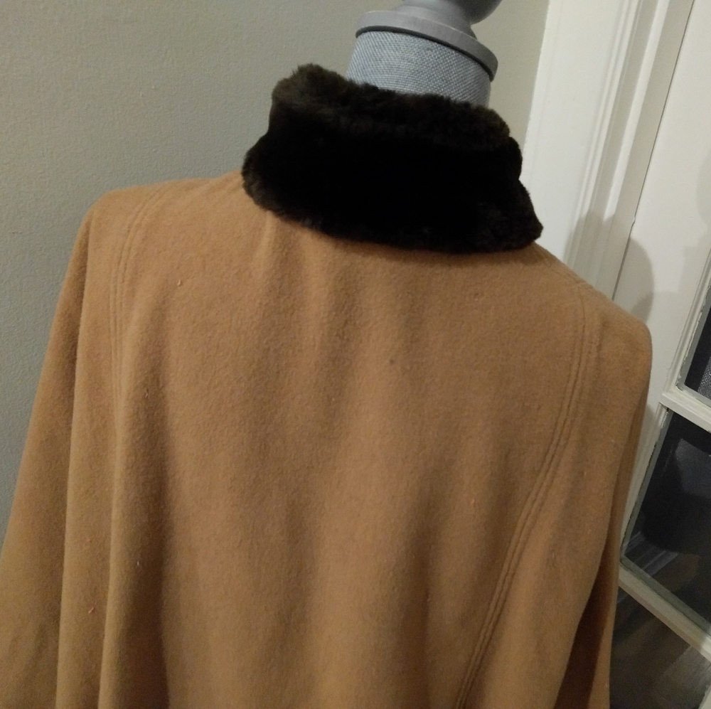 1970s Luba Rudenko Vintage Cape - Picture 4 of 8